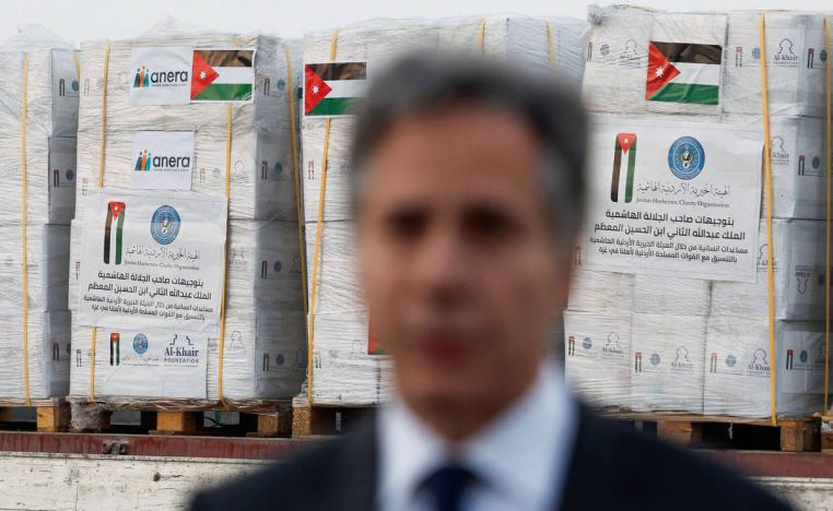 وزير الخارجية الأميركي انتوني بلينكن أمام قافلة مساعدات أردنية إلى غزة