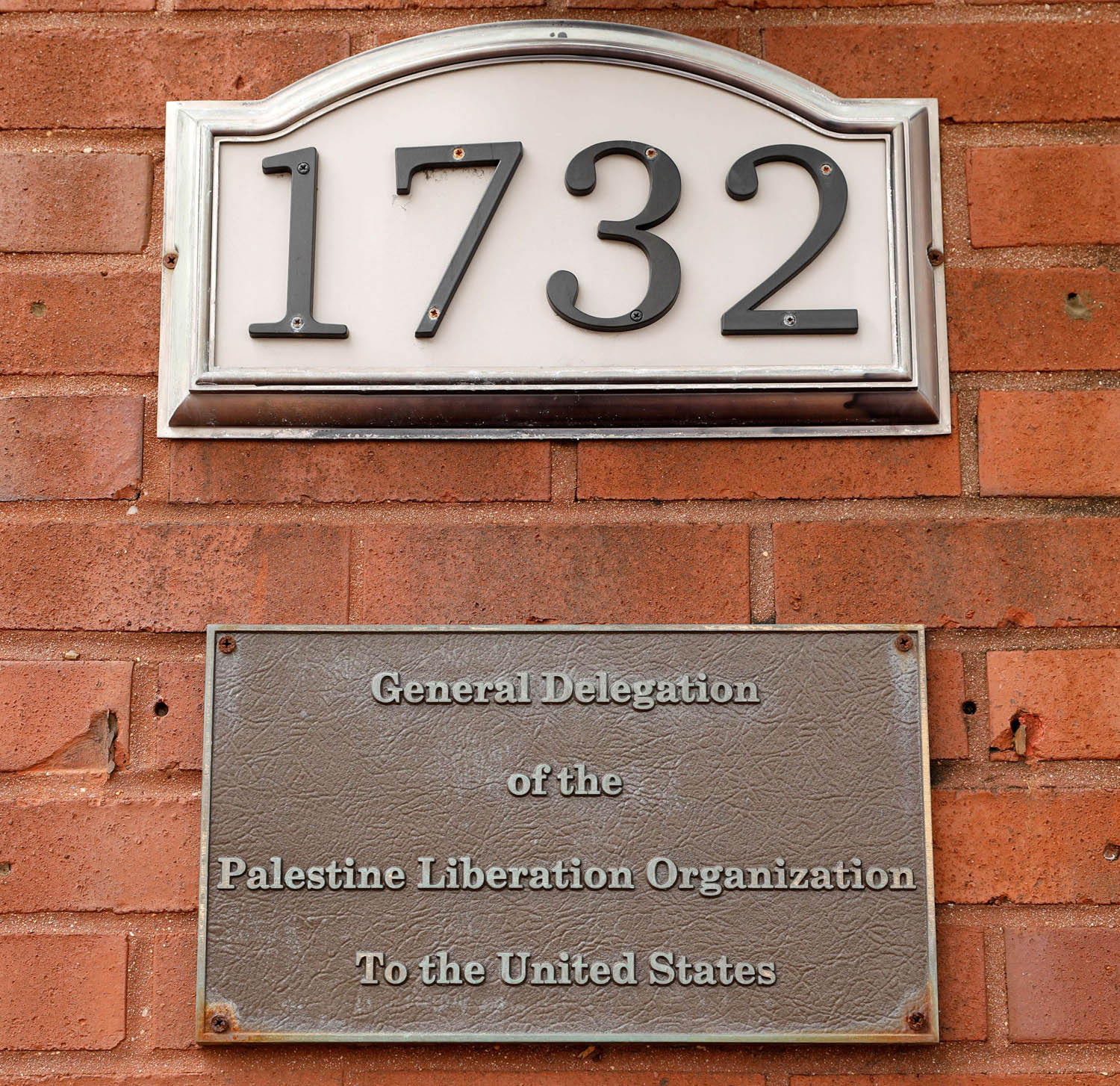 رقعة تشير إلى مقر البعثة الفلسطينية في واشنطن