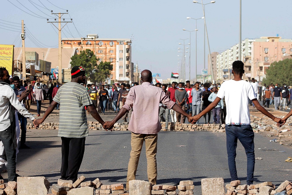 هل يخرج الاتفاق السياسي بين حمدوك والبرهان السودان من حالة الانسداد