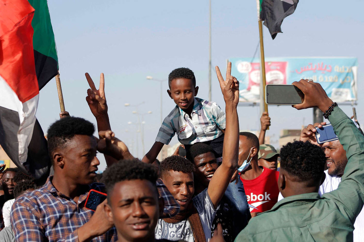 متظاهرون سودانيون وسط الخرطوم