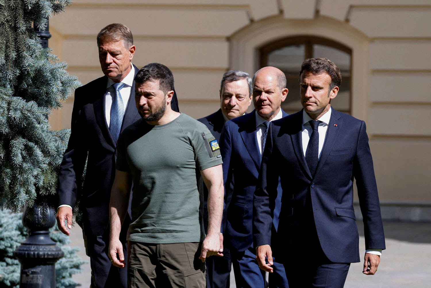 زعماء أوروببيون، الروماني يوهانس والألماني شولتز والفرنسي ماكرون والإيطالي دراغي، مع الرئيس الأوكراني زيلنسكي