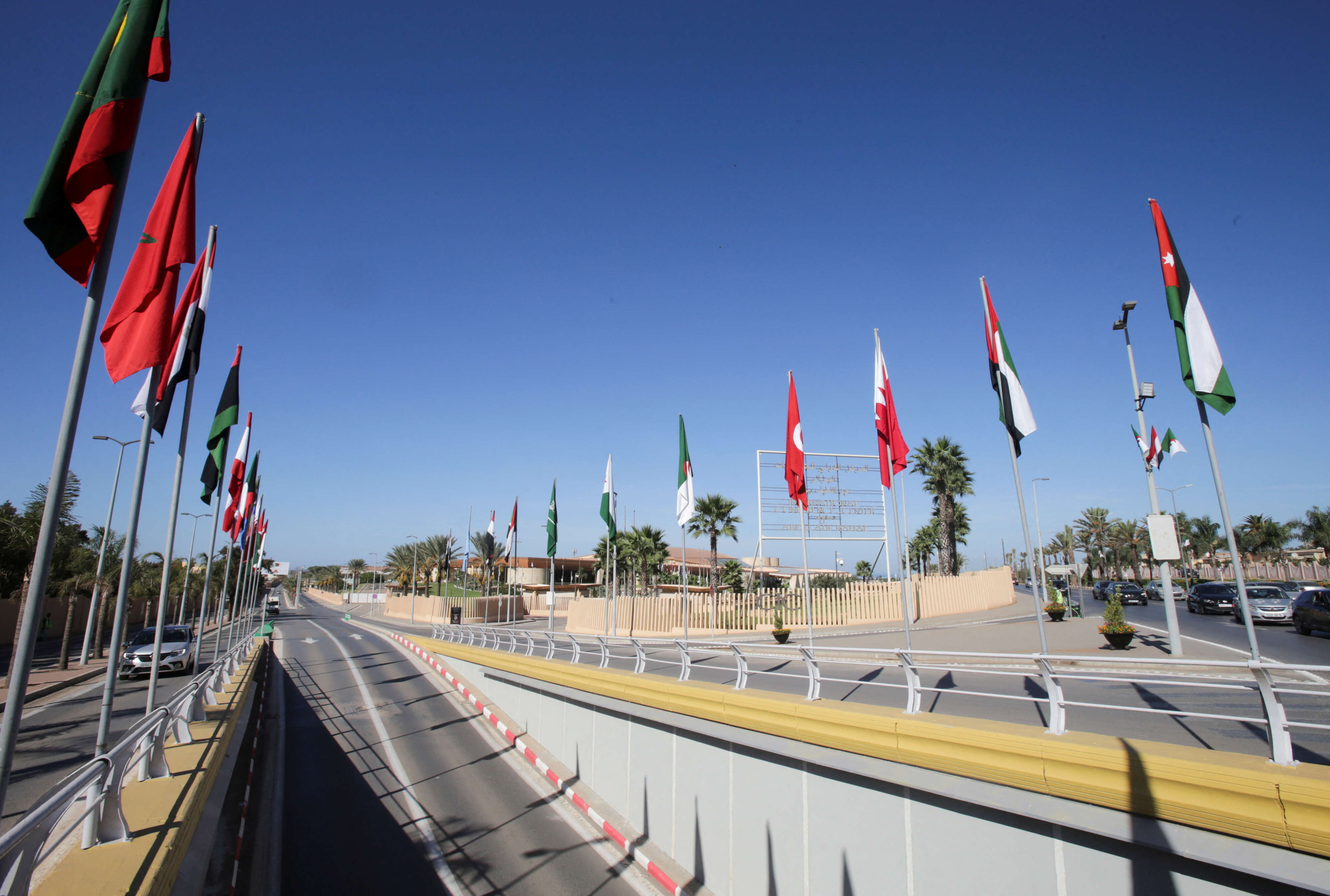زينت الجزائر شوارع العاصمة بأعلام الدول العربية 