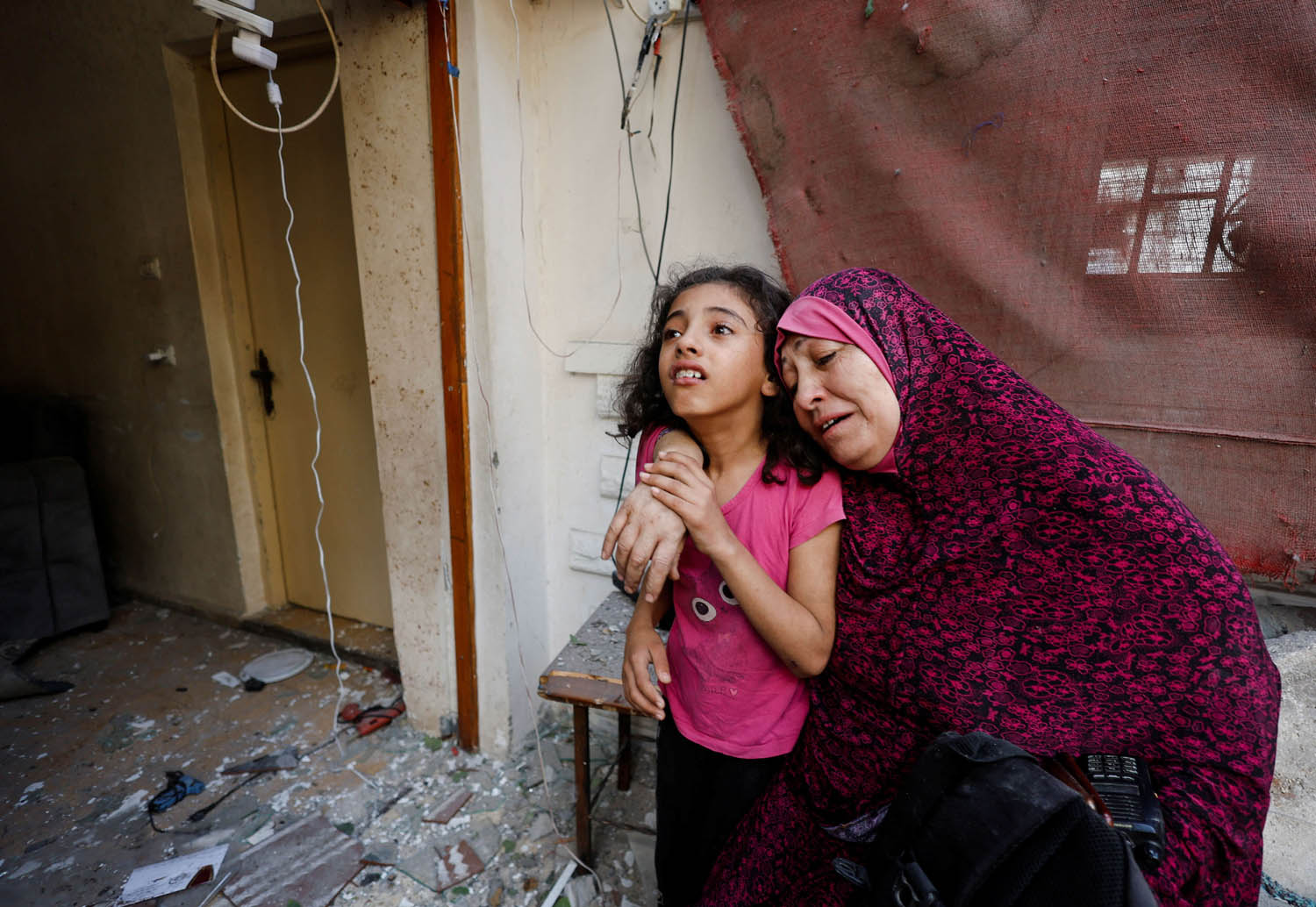 أم فلسطينية وطفلتها بعد تعرض دارهم الى القصف في غزة