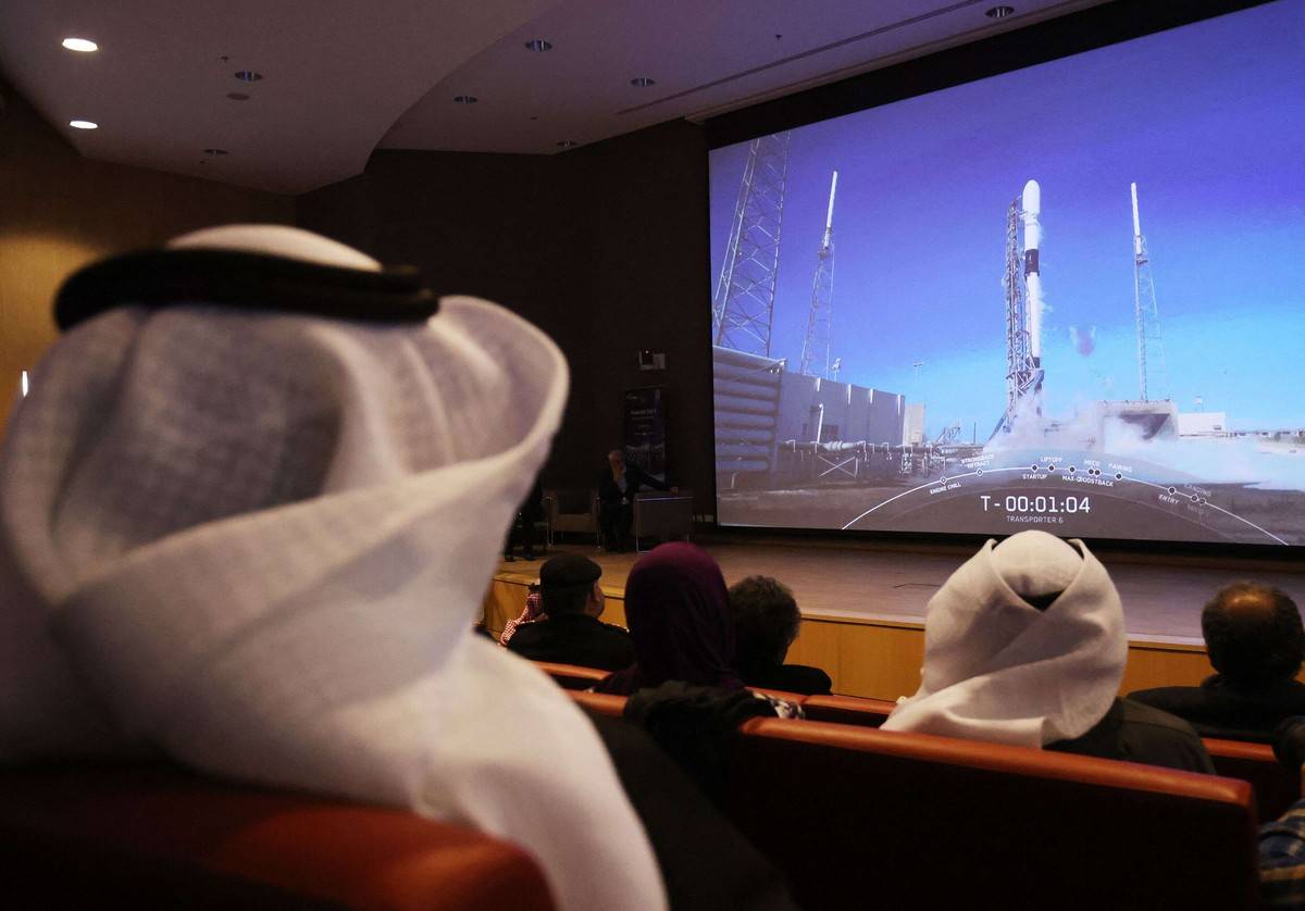 كويتيون يراقبون مشهد اطلاق قمر صناعي لصالح جامعة الكويت