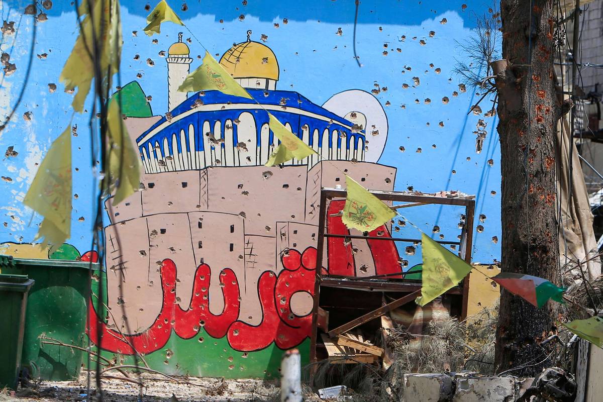 آثار الرصاص على جدارية في مخيم عين الحلوة جنوب لبنان