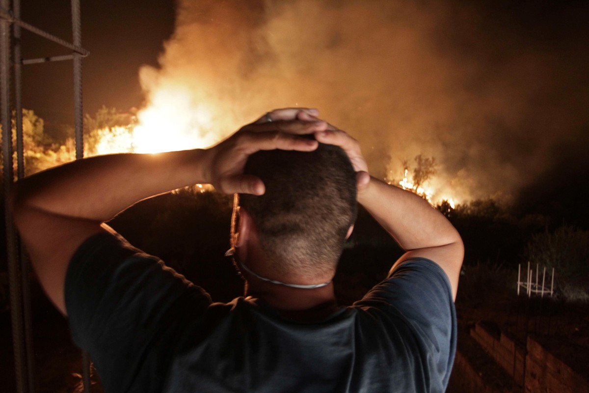 الجزائر تتمسك برواية المؤامرة في حرائق الغابات
