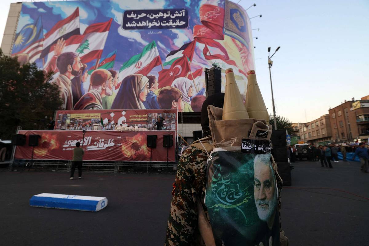 تابوت هيكلي يحمل العلم الاسرائيلي أمام جدارية وسط طهران