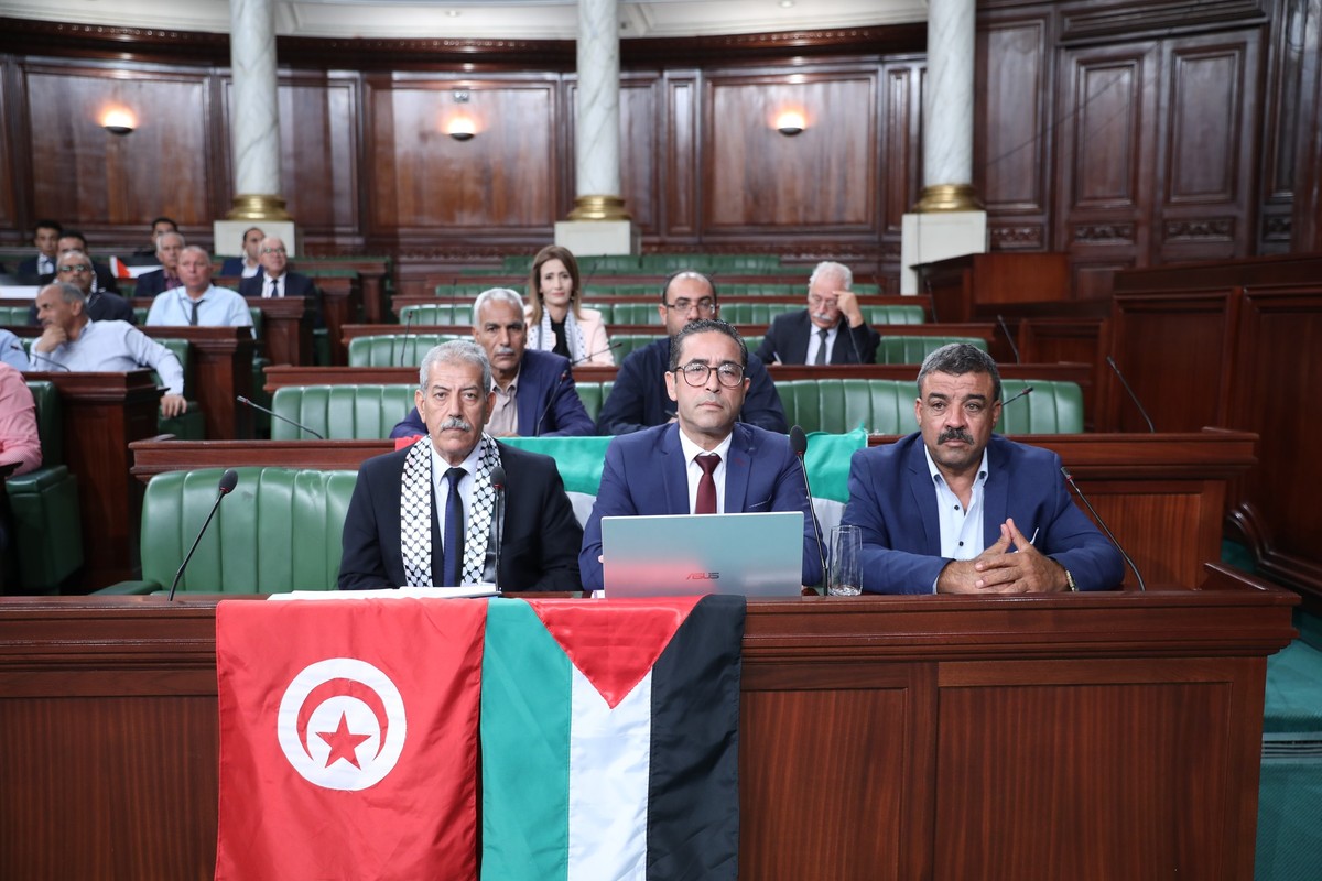 النواب الذين قدموا التشريع يؤكدون أنه لا يتعارض مع مصالح تونس  