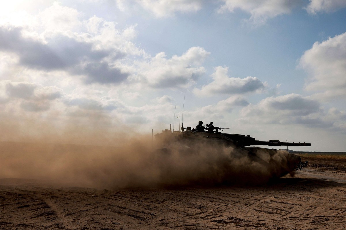 الجيش الاسرائيلي يبدأ تنفيذ تهديده باجتياح مناطق في رفح للضغط على حماس