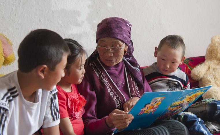 امرأة صينية مسنة تقرأ قصة للأطفال