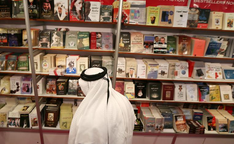 زائر لمعرض أبوظبي الدولي للكتاب في دورة سابقة