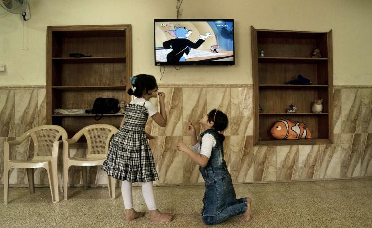 طفلتان عراقيتان في الموصل تشاهدان حلقة من توم وجيري وتقلدان حركاتهما 