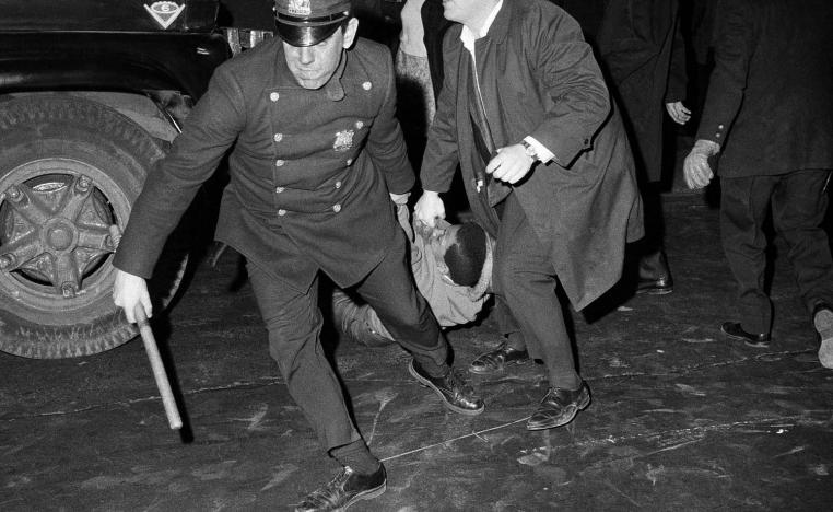 رجال شرطة أميركيون يعتقلون متظاهرا أسود في نيويورك (1968)