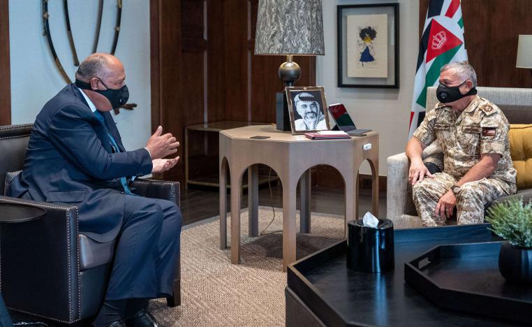 العاهل الأردني الملك عبدالله الثاني (يمين) يلتقي وزير الخارجية المصري سامح شكري عمان