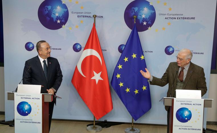 الممثل الأعلى للاتحاد الأوروبي جوزيب بوريل (يمين) ووزير الخارجية التركي مولود تشاووش أوغلو