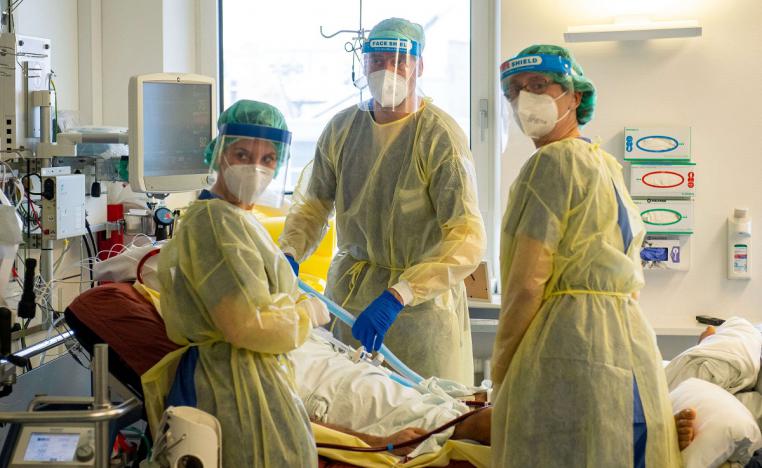 فريق طبي الماني يعتني بمريض كورونا في غرفة العناية المركزة