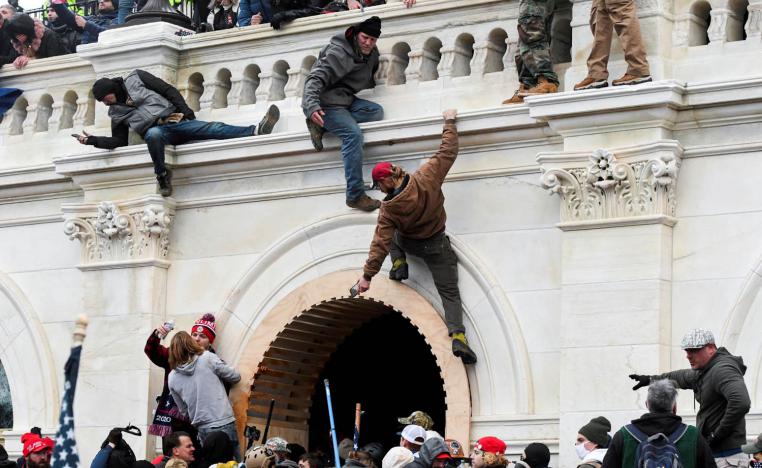 محتجون يتسلقون مدخل بناية الكابيتول في واشنطن