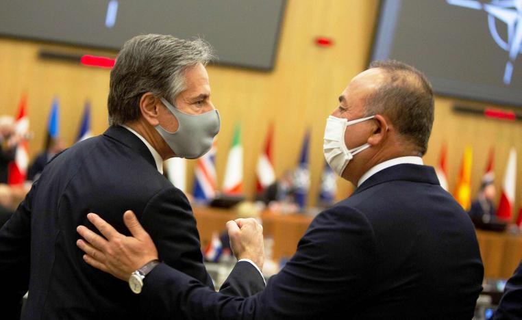 وزير الخارجية الأميركي أنتوني بلينكن (يسار) يلتقي نظيره التركي مولود جاويش أوغلو في بروكسل