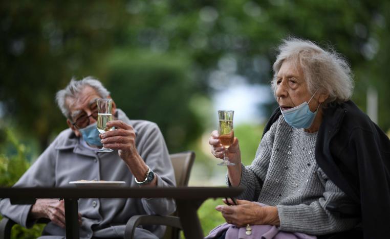 زوجان يتناولان مشروبات كحولية في دار لرعاية المسنين في فرنسا