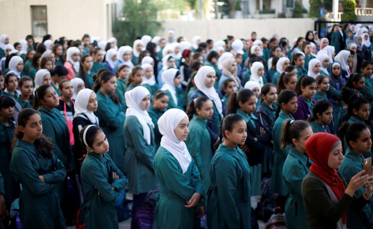 طالبات أردنيات بالزي الرسمي للمدارس الحكومية في الاردن