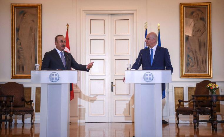 وزير الخارجية اليوناني نيكوس ديندياس (يمين) يلتقي بأثينا نظيره التركي مولود جاويش أوغلو