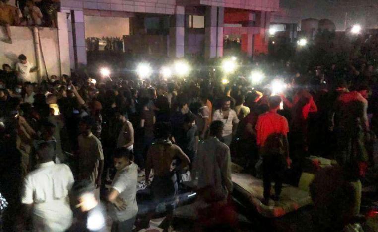 أهالي المرضى احتشدوا أمام مبنى مستشفى الحسين وسط حالة من الفوضى والهلع