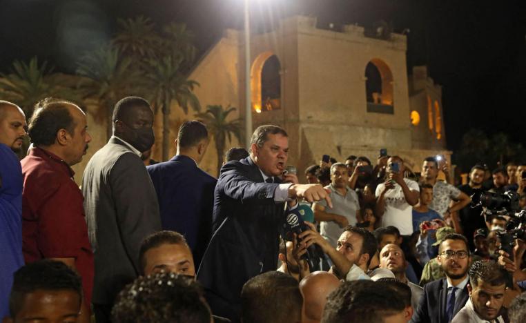 رئيس الحكومة الليبية عبدالحميد دبيبة يلقي كلمة في جمع من مؤيديه وسط طرابلس