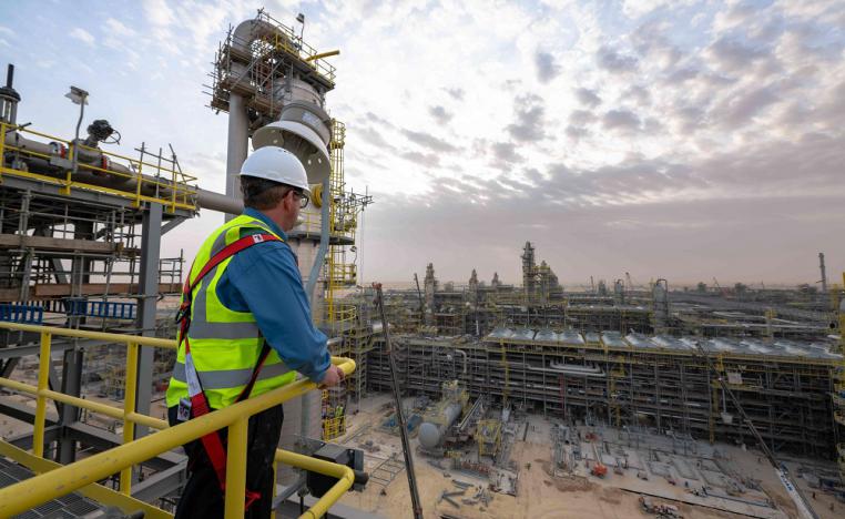 زيادة انتاج النفط وارتفاع أسعاره ساعدت في خفض عجز الموازنة السعودية