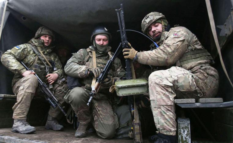 القوات الأوكرانية تكابد في مواجهة زحف القوات الروسية من أكثر من اتجاه صوب العاصمة كييف