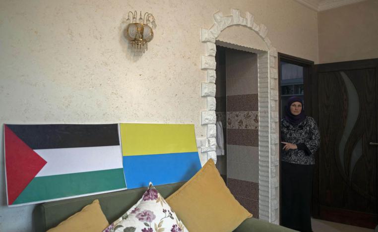 اسرة في غزة ترفع العلمين الفلسطيني والأوكراني