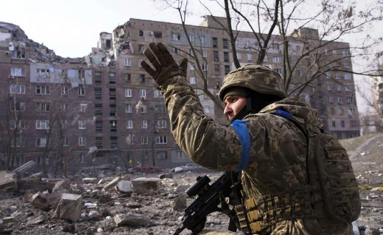 مسؤول أوكراني يتهم الجيش الروسي باستخدام قنابل فسفورية