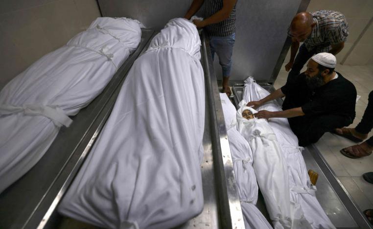 فلسطيني يكفن أفراد من عائلته قتلوا في حرب غزة الأخيرة