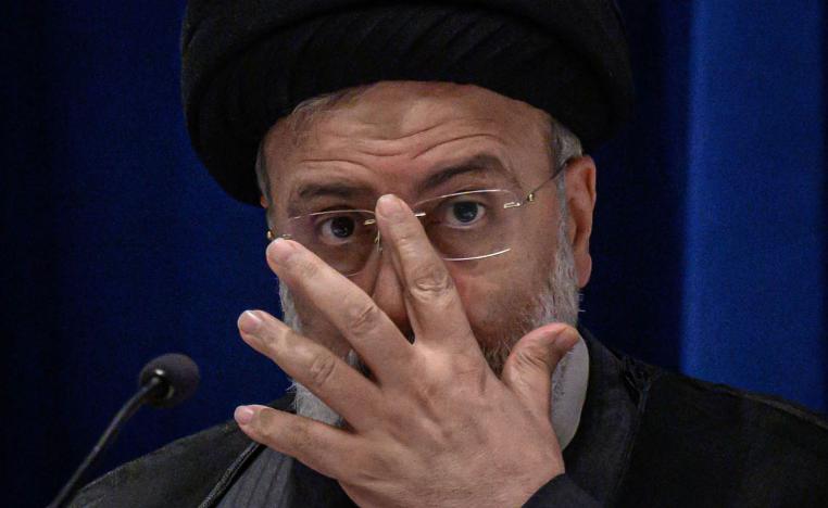 الرئيس الإيراني إبراهيم رئيسي في مؤتمر صحفي في طهران