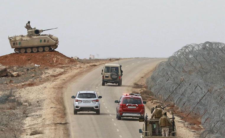 مدرعة أردنية تراقب الطريق الفاصل بين سوريا والأردن