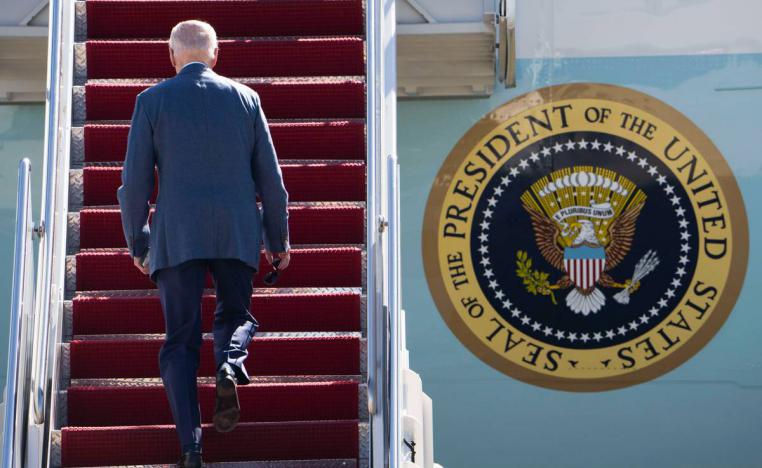 الرئيس الأميركي جو بايدن يصعد إلى طائرة الرئاسة