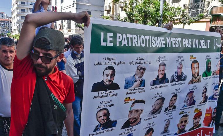 العشرات من النشطاء والصحافيين الجزائريين محتجزون في السجون