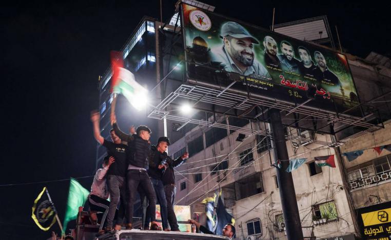 فلسطينيون يحتفلون بوقف اطلاق النار في غزة