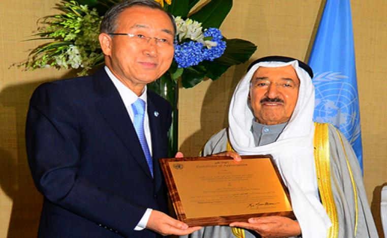  أمير الكويت الراحل الشيخ صباح الأحمد يتسلم لقب أمير الانسانية من ممثل للامم المتحدة