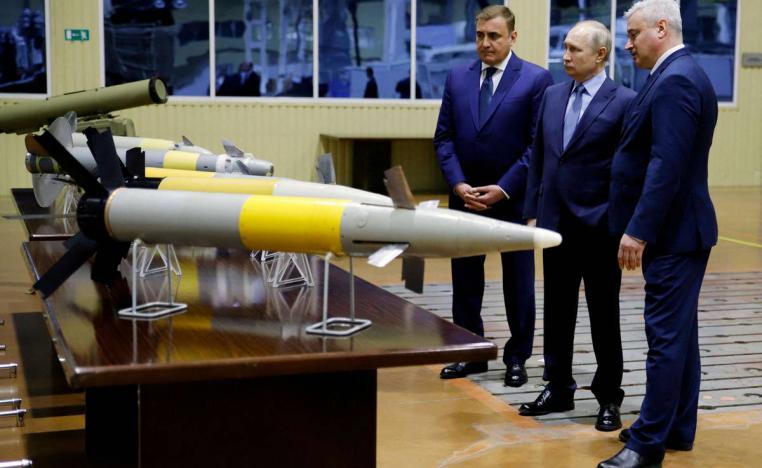 بوتين يطلع على صواريخ تكتيكية