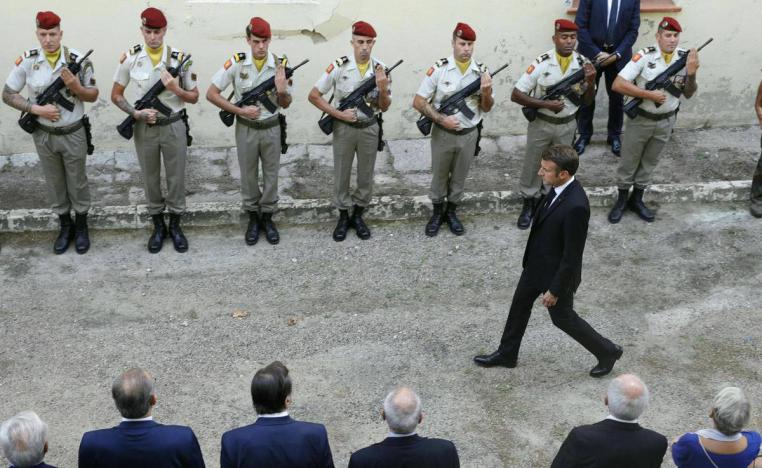 الرئيس الفرنسي ايمانويل ماكرون يستعرض جنودا في جزيرة كورسيكا
