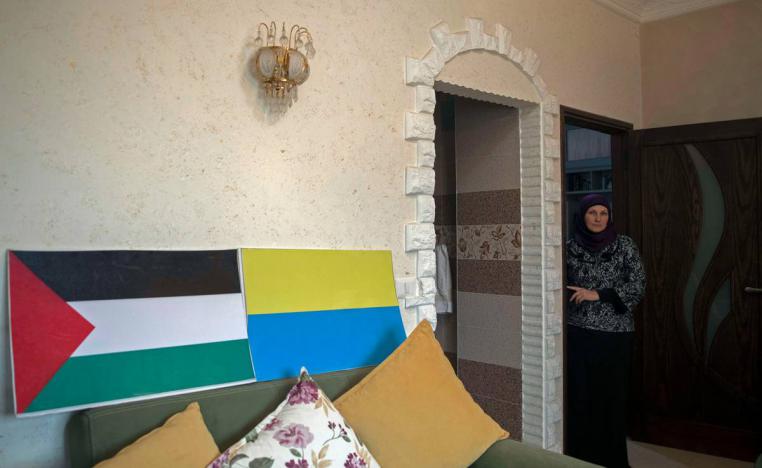 علمان فلسطيني وأوكراني في منزل أسرة فلسطينية أوكرانية في خان يونس
