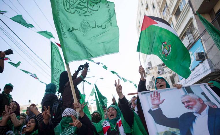فلسطينيون يرفعون صورة لزعيم حماس إسماعيل هنية في غزة