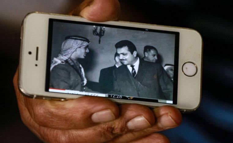 العاهل الأردني الراحل الحسين في صورة على هاتف لأردني