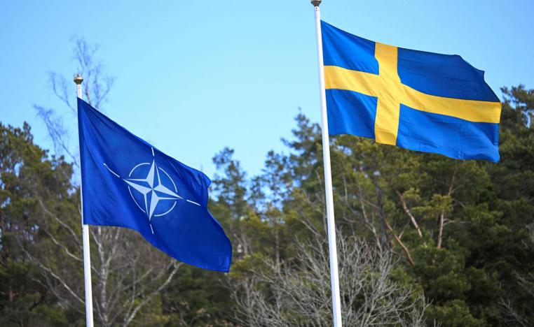 راية حلف الناتو مع العلم السويدي