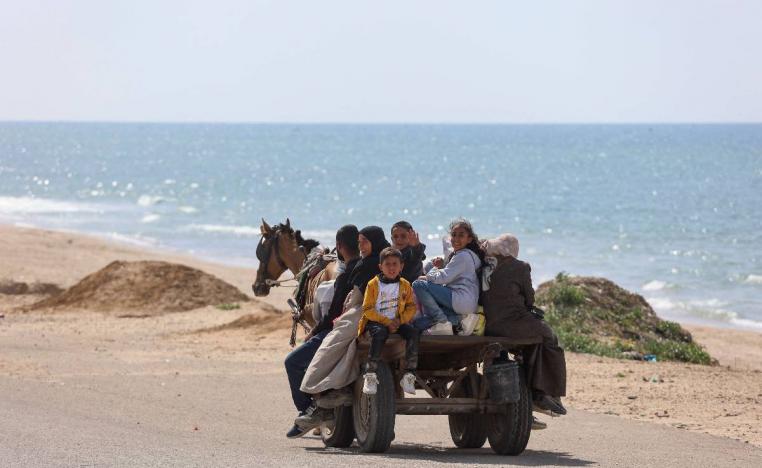 عائلة فلسطينية على ساحل غزة