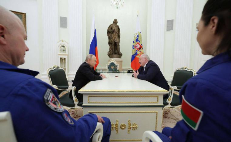 الرئيس الروسي فلاديمير بوتين مع الرئيس البيلاروسي الكسندر لوكاشينكو يستقبلان رائدي فضاء روسي وأوكرانية