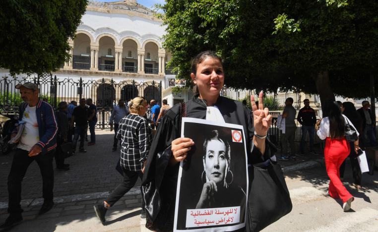 تضامن المحامين مع سنية الدهماني أمام المحكمة