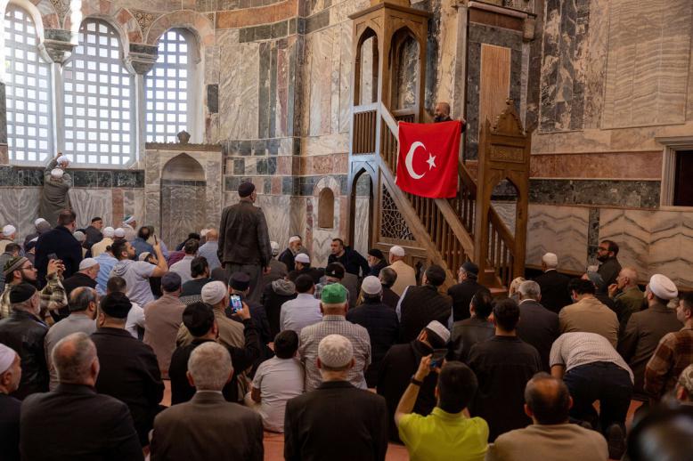 أنصار أردوغان يرون أنه حق الشعب التركي استخدام شورا مسجدا