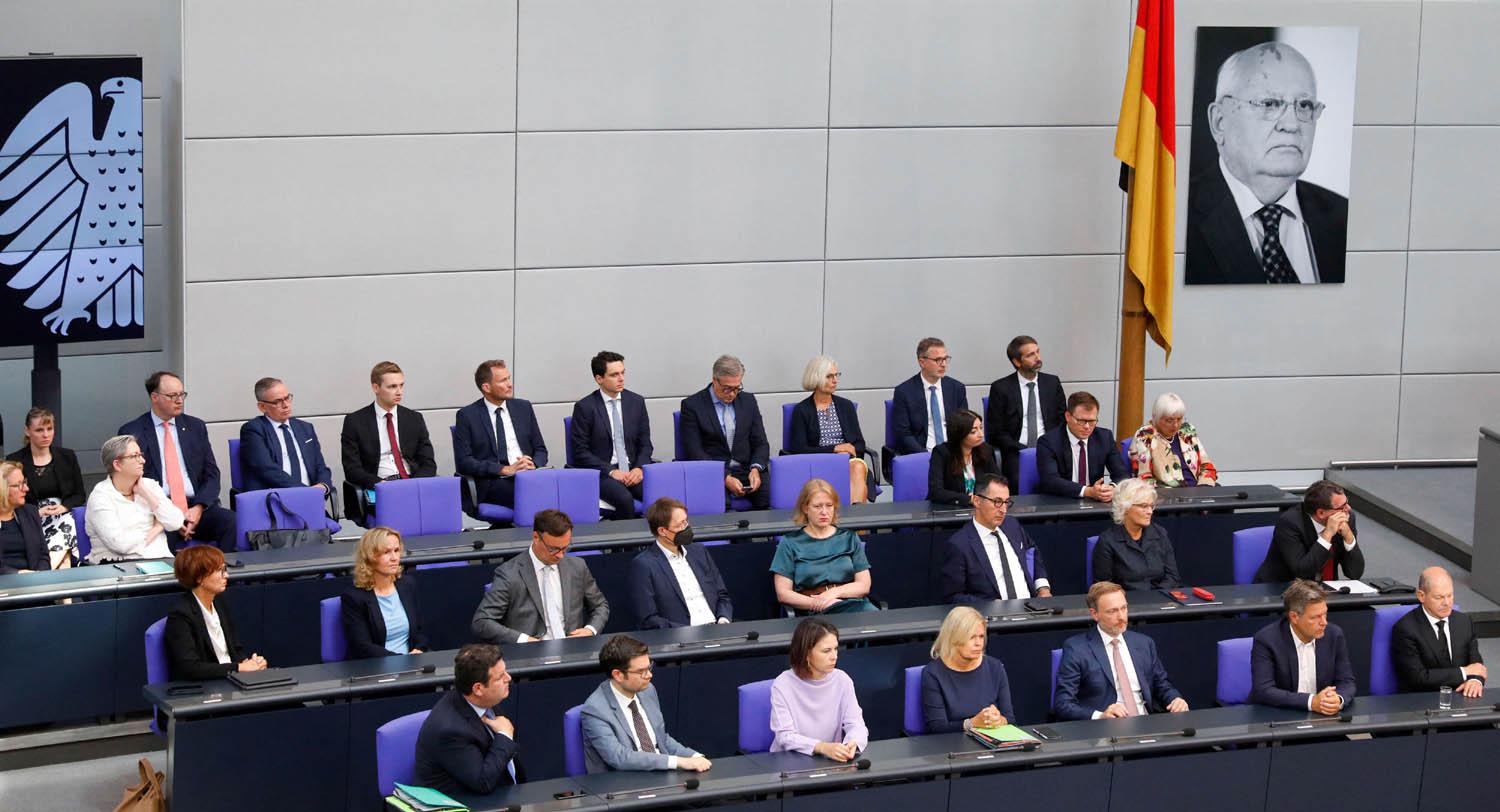المستشار الألماني أولاف شولتس وأعضاء الحكومة والبرلمان في تأبين لغورباتشوف