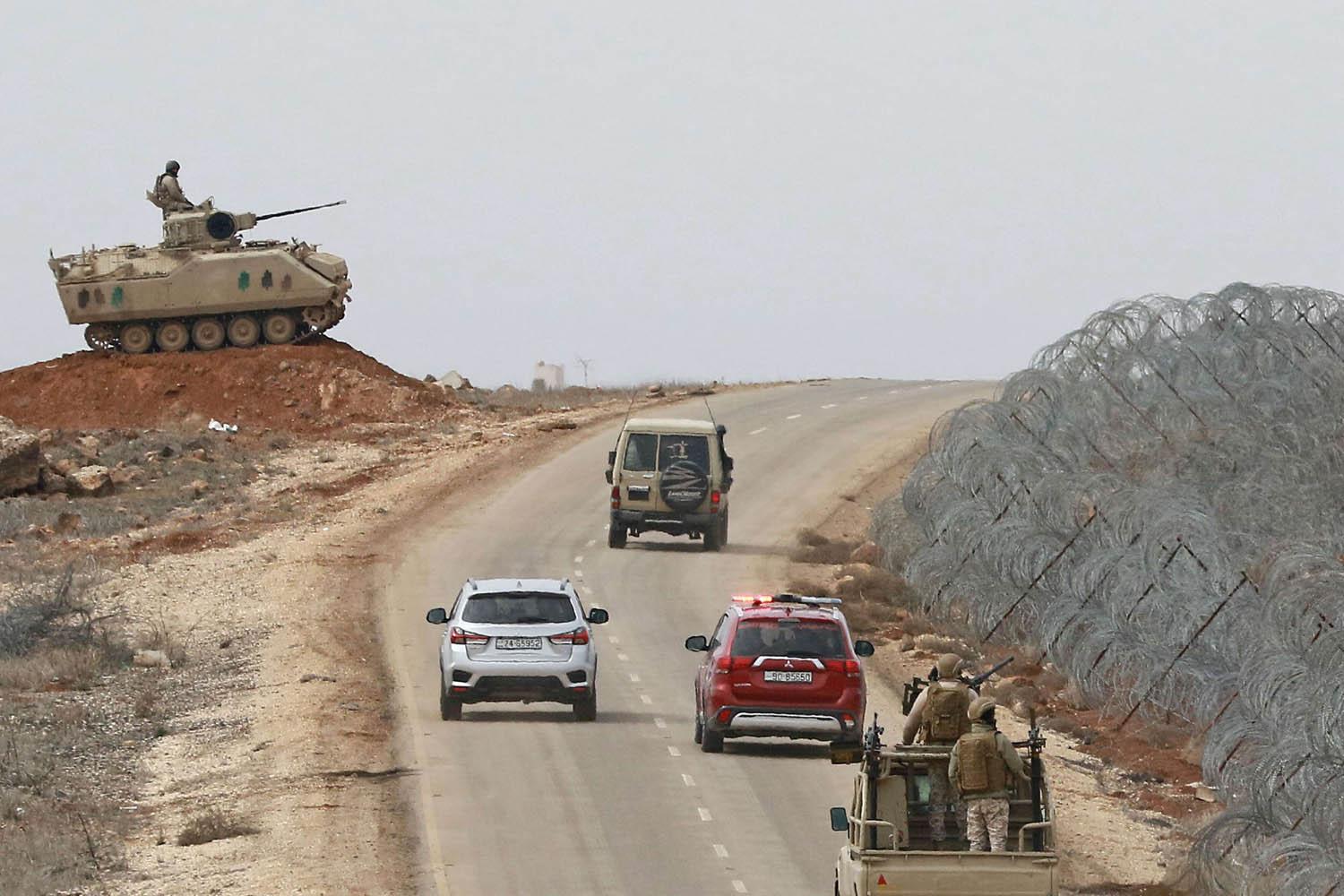مدرعة أردنية تراقب الطريق الفاصل بين سوريا والأردن